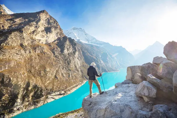 Cordillera dağlarında yürüyüşçü, Peru, Güney Amerika