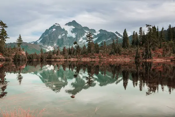 stock image Scenic Picture lake with mount Shuksan reflection in Washington, USA