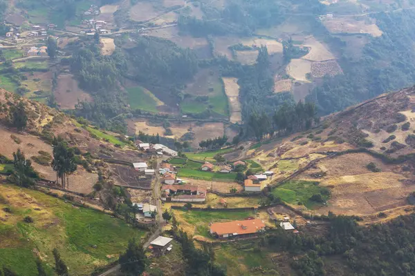 Peru 'daki küçük bir dağ köyünde geleneksel kerpiç evi.