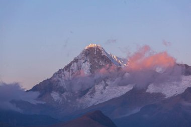 Güney Amerika, Peru 'daki Cordillera dağlarında güzel bir tepe Alpamayo.