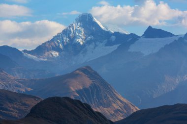 Güney Amerika, Peru 'daki Cordillera dağlarında güzel bir tepe Alpamayo.