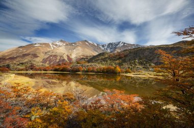 Güz mevsiminde güzel göl