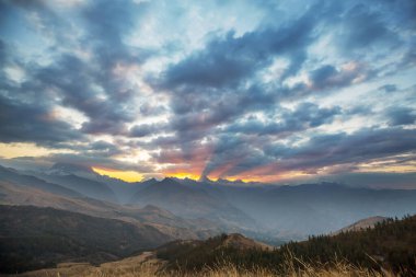 Günbatımında Cordillera Blanca 'da güzel dağlar, Peru, Güney Amerika