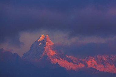 Günbatımında Cordillera Blanca 'da güzel dağlar, Peru, Güney Amerika