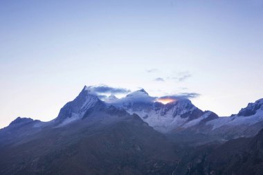 Günbatımında Cordillera Blanca 'da güzel dağlar, Peru, Güney Amerika