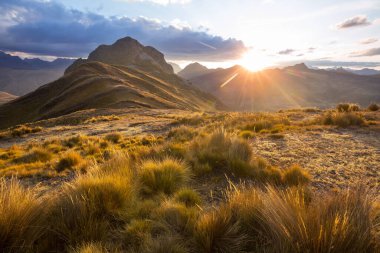 Günbatımında Cordillera Blanca 'da güzel dağlar, Peru, Güney Amerika