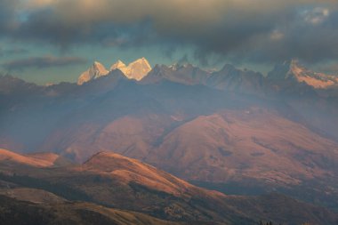 Günbatımında Cordillera Blanca 'da güzel dağlar, Peru, Güney Amerika