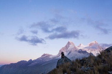 Günbatımında Cordillera Blanca 'da güzel dağlar, Peru, Güney Amerika