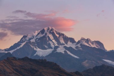 Günbatımında Cordillera Blanca 'da güzel dağlar, Peru, Güney Amerika