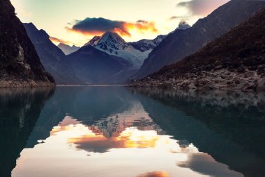 Cordillera Blanca, Peru, Güney Amerika 'daki Paron Gölü.