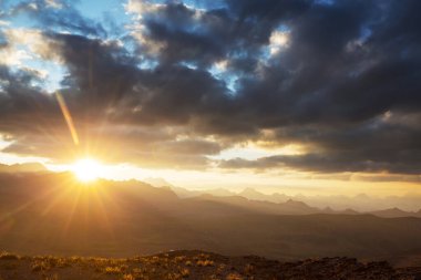 Dağlarda manzaralı günbatımı. Güzel doğal arka plan. Peru 'daki Cordillera Dağları.