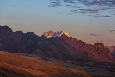 Dağlarda manzaralı günbatımı. Güzel doğal arka plan. Peru 'daki Cordillera Dağları.