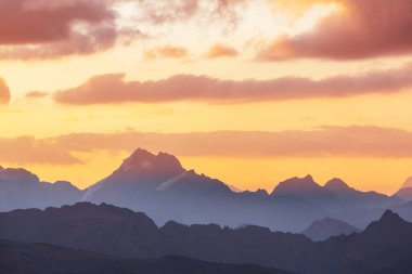 Dağlarda manzaralı günbatımı. Güzel doğal arka plan. Peru 'daki Cordillera Dağları.