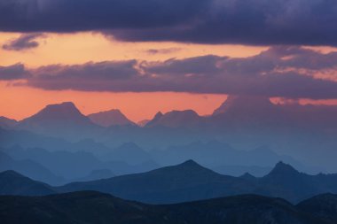 Dağlarda manzaralı günbatımı. Güzel doğal arka plan. Peru 'daki Cordillera Dağları.