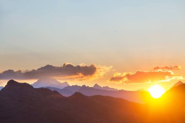 Dağlarda manzaralı günbatımı. Güzel doğal arka plan. Peru 'daki Cordillera Dağları.