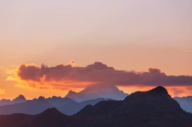 Dağlarda manzaralı günbatımı. Güzel doğal arka plan. Peru 'daki Cordillera Dağları.