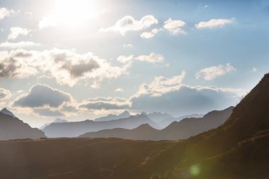 Güney Amerika, Bolivya 'da gün doğumunda dağ silueti