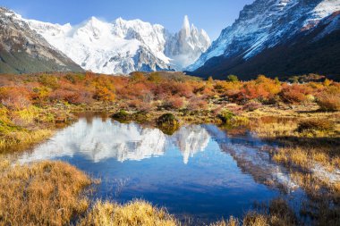 Arjantin 'in Patagonya dağlarındaki meşhur Cerro Torre zirvesi. Güney Amerika 'daki güzel dağ manzaraları. Sonbahar mevsimi.