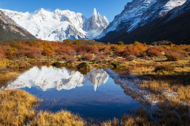 Arjantin 'in Patagonya dağlarındaki meşhur Cerro Torre zirvesi. Güney Amerika 'daki güzel dağ manzaraları. Sonbahar mevsimi.