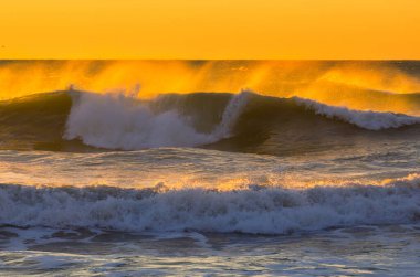 Okyanus sahili gün batımında doğal arka plan için