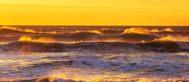 Okyanus sahili gün batımında doğal arka plan için