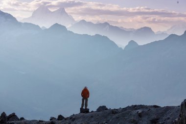 Cordillera dağlarında yürüyüş sahnesi, Peru