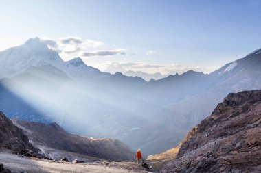 Cordillera dağlarında yürüyüş sahnesi, Peru