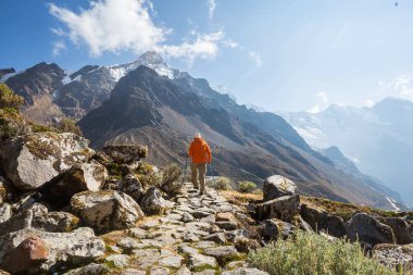 Cordillera dağlarında yürüyüş sahnesi, Peru