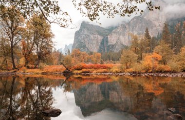 Yosemite Ulusal Parkı, Kaliforniya, ABD 'de güzel bir sonbahar sezonu