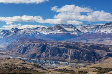 Arjantin 'in Patagonya şehrinde sonbahar mevsiminde ünlü El Chalten yürüyüş kasabası