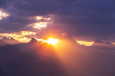 Dağlarda manzaralı günbatımı. Güzel doğal arka plan. Peru 'daki Cordillera Dağları.
