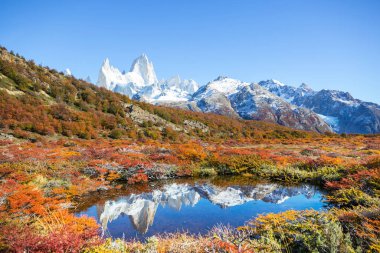 Ünlü Cerro Fitz Roy ve Cerro Torre. Patagonya, Arjantin 'in en güzel ve vurgulanması en zor zirvelerinden biri. Sonbahar mevsimi.