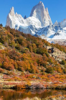 Ünlü Cerro Fitz Roy ve Cerro Torre. Patagonya, Arjantin 'in en güzel ve vurgulanması en zor zirvelerinden biri. Sonbahar mevsimi.