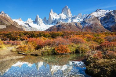 Ünlü Cerro Fitz Roy ve Cerro Torre. Patagonya, Arjantin 'in en güzel ve vurgulanması en zor zirvelerinden biri. Sonbahar mevsimi.