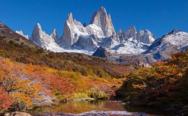 Ünlü Cerro Fitz Roy ve Cerro Torre. Patagonya, Arjantin 'in en güzel ve vurgulanması en zor zirvelerinden biri. Sonbahar mevsimi.