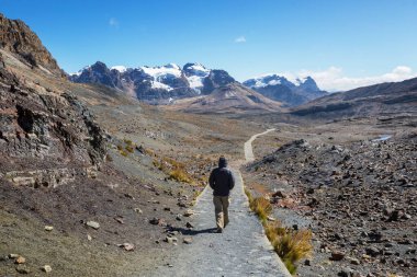 Cordillera dağlarında yürüyüş sahnesi, Peru