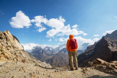 Cordillera dağlarında yürüyüş sahnesi, Peru