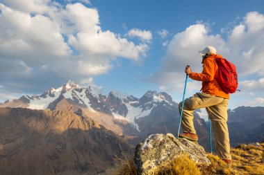 Cordillera dağlarında yürüyüş sahnesi, Peru