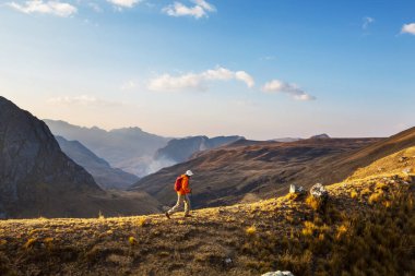 Cordillera dağlarında yürüyüş sahnesi, Peru