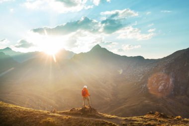 Cordillera dağlarında yürüyüş sahnesi, Peru