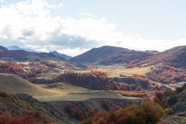 Dağlarda renkli sonbahar mevsimi