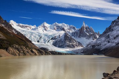 Arjantin 'in Patagonya dağlarındaki meşhur Cerro Torre zirvesi. Güney Amerika 'daki güzel dağ manzaraları. Sonbahar mevsimi.