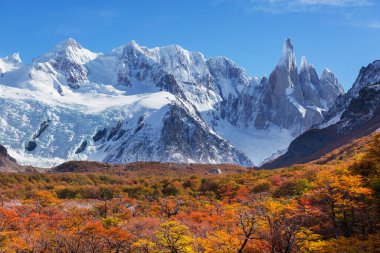 Arjantin 'in Patagonya dağlarındaki meşhur Cerro Torre zirvesi. Güney Amerika 'daki güzel dağ manzaraları. Sonbahar mevsimi.