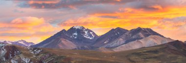 Aconcagua yakınlarındaki en yüksek dağlar Mendoza bölgesinde, Arjantin, Güney Amerika