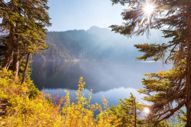 Yaz mevsiminde dağlarda huzur gölü. Güzel doğal manzaralar..