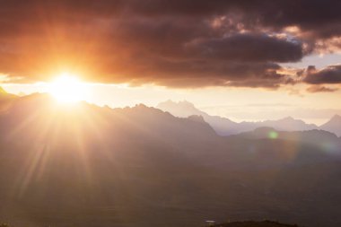 Dağlarda manzaralı günbatımı. Güzel doğal arka plan. Peru 'daki Cordillera Dağları.