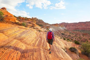 Utah dağlarında yürüyüş. Alışılmadık doğal manzaralarda yürüyüş. Fantastik kumtaşı oluşumları.