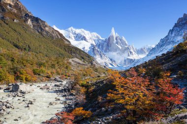 Arjantin 'in Patagonya dağlarındaki meşhur Cerro Torre zirvesi. Güney Amerika 'daki güzel dağ manzaraları. Sonbahar mevsimi.