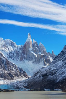 Arjantin 'in Patagonya dağlarındaki meşhur Cerro Torre zirvesi. Güney Amerika 'daki güzel dağ manzaraları. Sonbahar mevsimi.