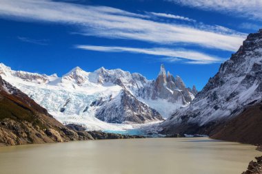 Arjantin 'in Patagonya dağlarındaki meşhur Cerro Torre zirvesi. Güney Amerika 'daki güzel dağ manzaraları. Sonbahar mevsimi.